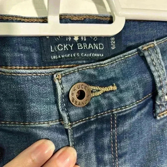 Lucky Brand Brooke Skinny Jean. Size 6/28. Medium wash denim. - Picture 2 of 11